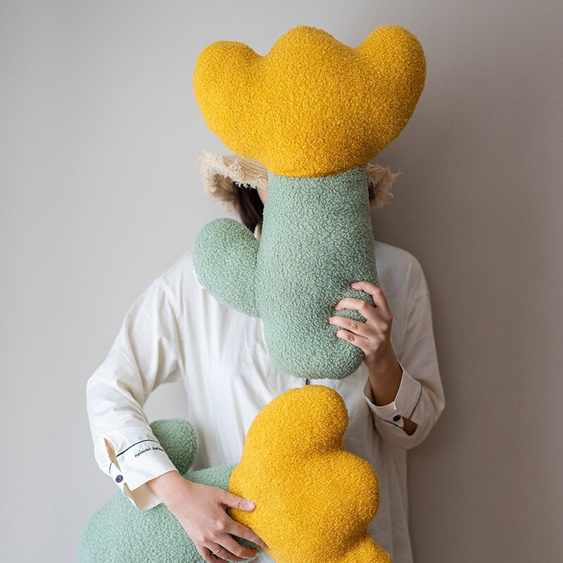 Tuilp Throw Pillows