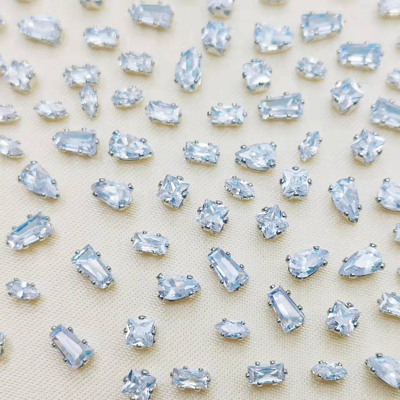 50Pcs Gold /Silver Sparkle Mini Flatback Diamonds